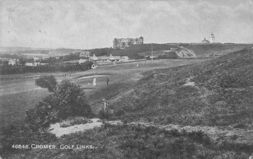 Posh Lovers Playing Golf At Cromer Links Norfolk Old Postcard