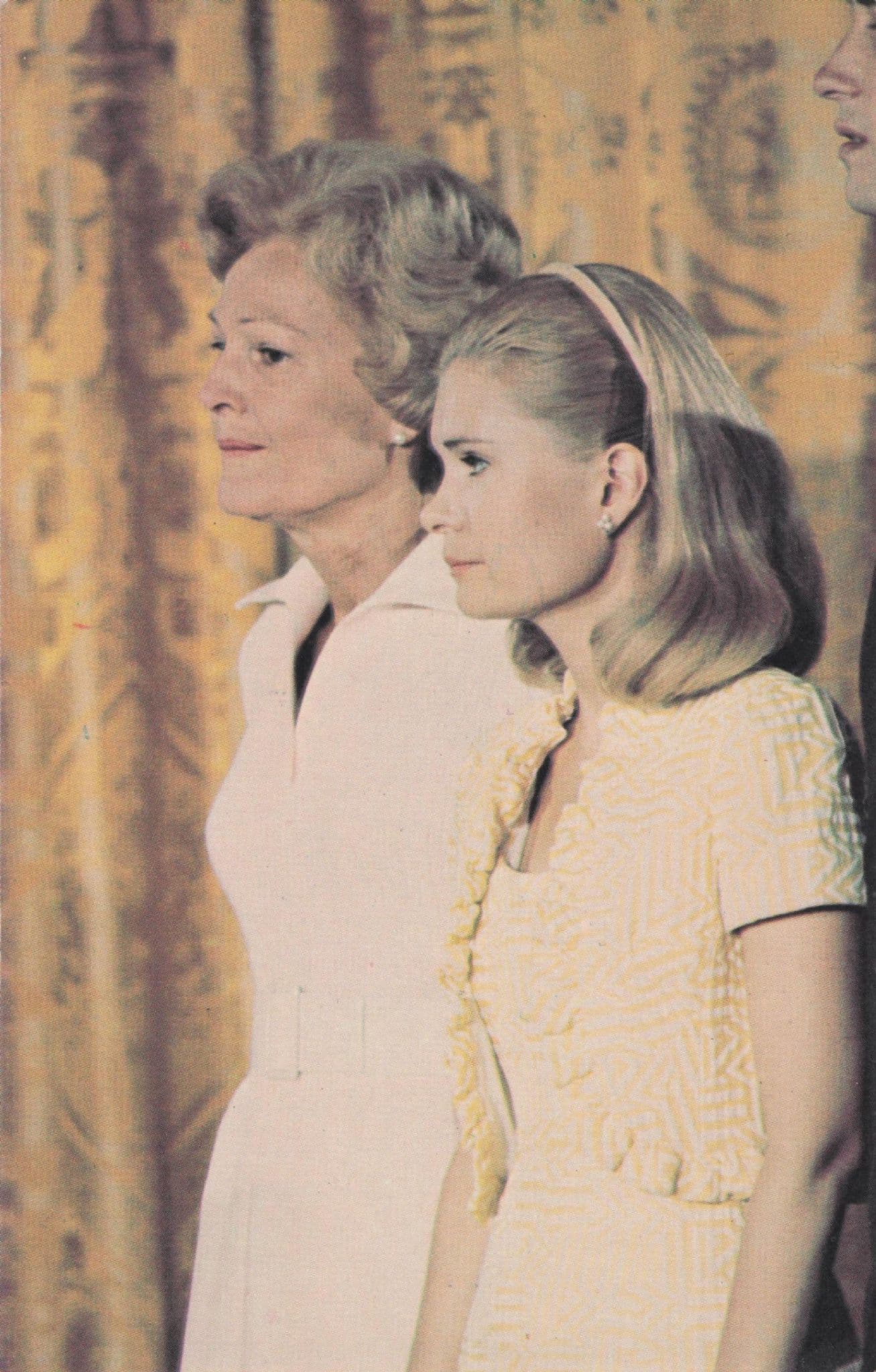 President Richard Nixon Wife Listens To Final Speech USA Postcard