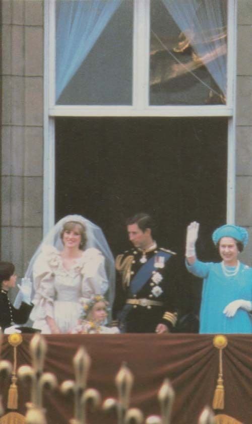 Princess Diana Queen Elizabeth Waving At Balcony Wedding Royal Postcard