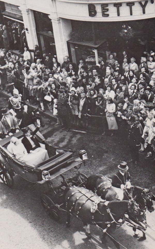 Queen Elizabeth II Visits Yorkshire Silver Jubilee Street Party 1971 Postcard