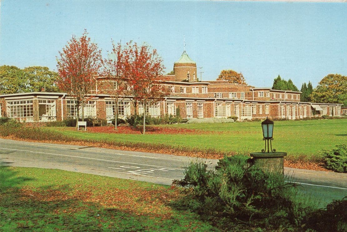 Queen Victoria Hospital East Grinstead League Of Friends Shop Postcard
