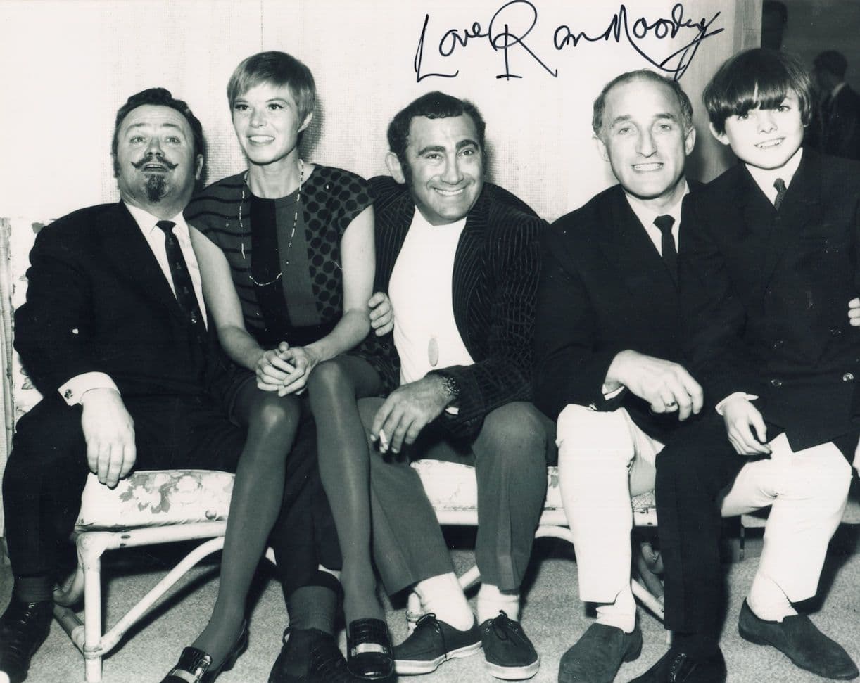 Ron Moody With 1968 Oliver Film Cast 10x8 Hand Signed Photo