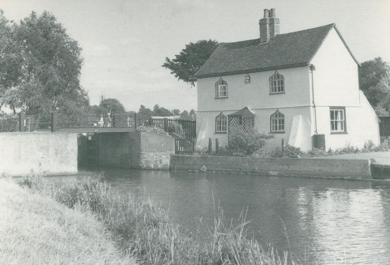 Roydon Hall Lock Cottage in 1955 Lee Valley Herts Postcard