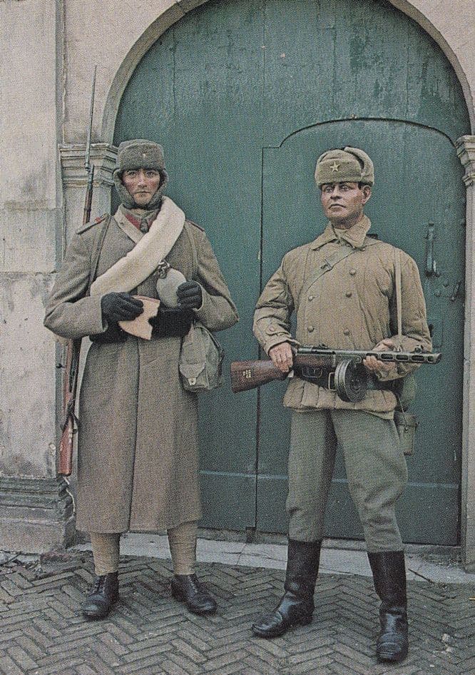 Russische Infanteristen In Herfst En Wintertenue WW2 Uniform Dutch Postcard