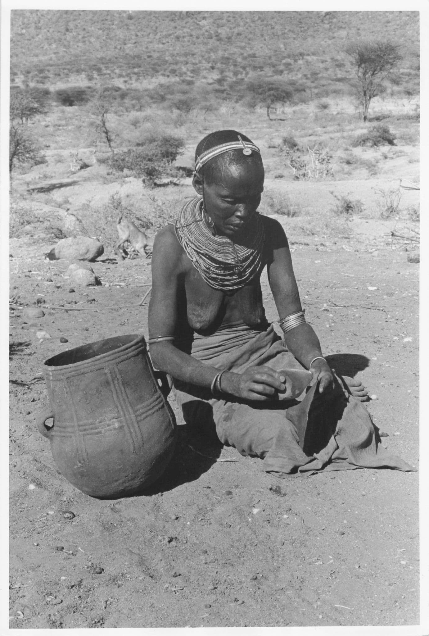 Samburu Women Making Pot Risque Kenya 9x7 Vintage Africa Press Photo