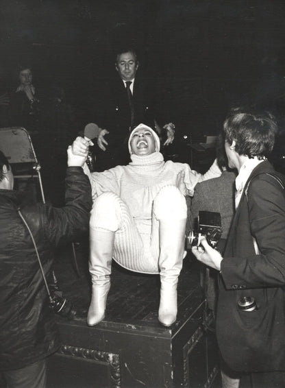 Shirley Bassey Disaster Collapsing at Live London Concert Press Photo