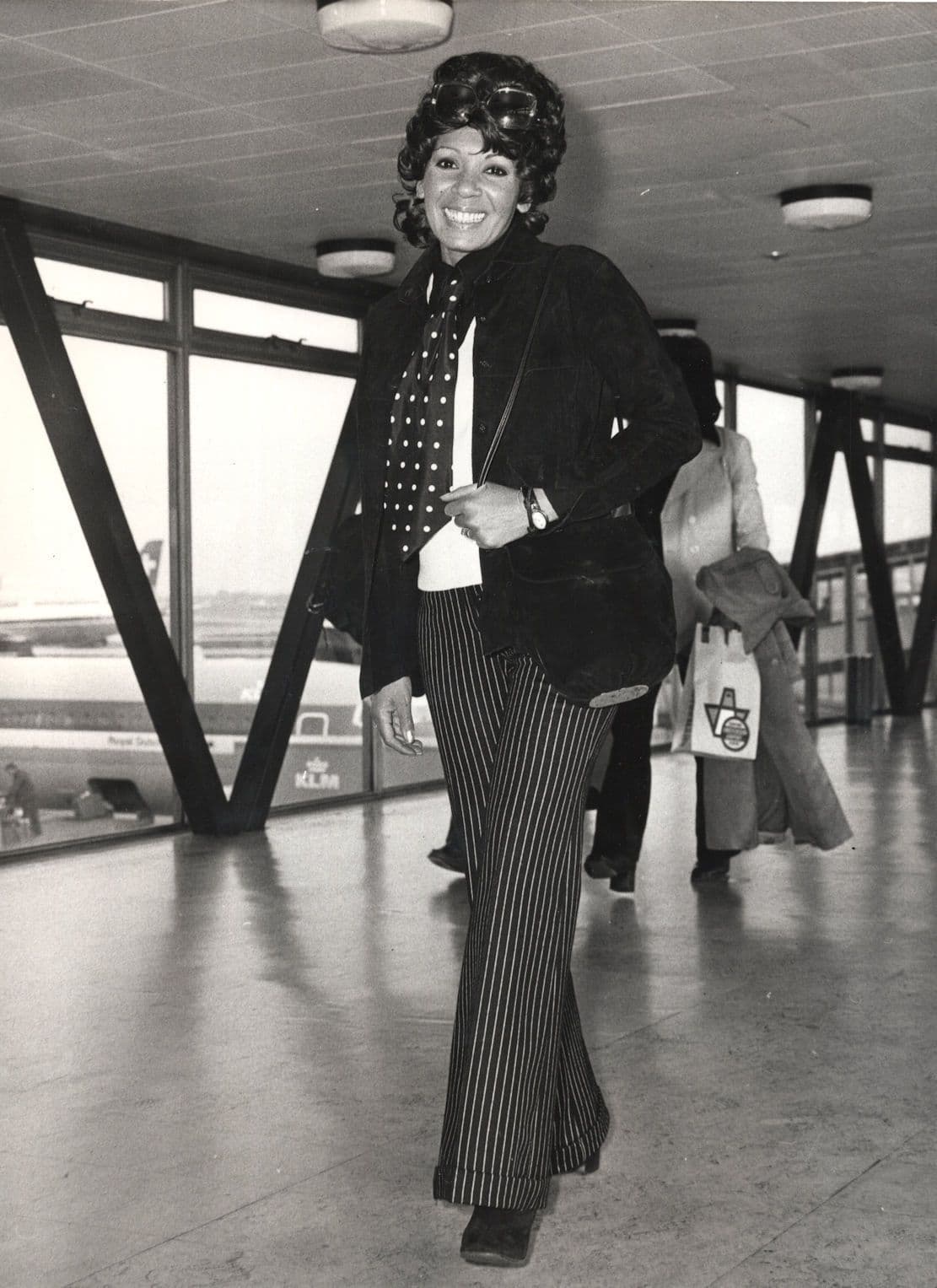 Shirley Bassey Heading For Rolf Harris TV Show 1972 London Airport Press Photo