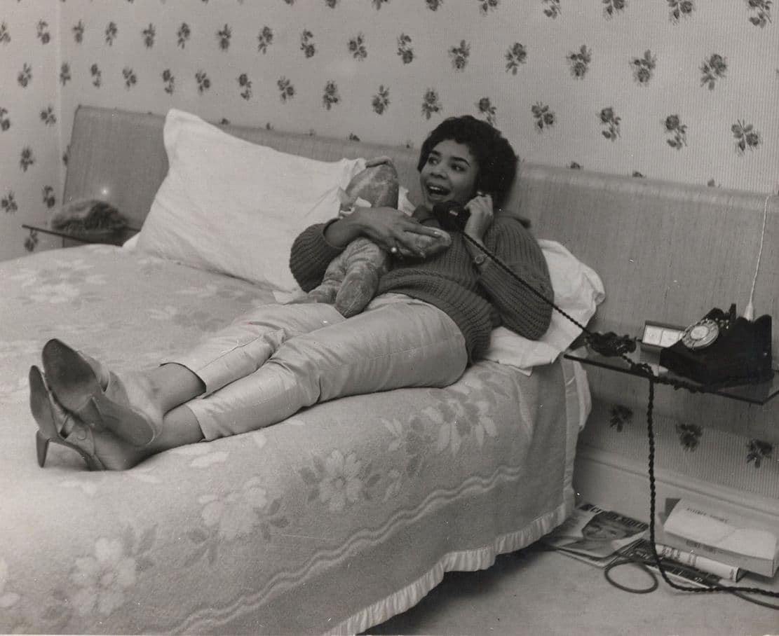 Shirley Bassey in Her Bedroom Old Teddy Bear Telephone Rare 10x8 Press Photo