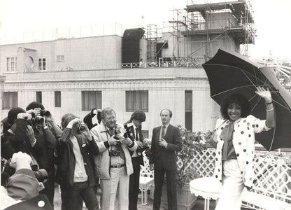 Shirley Bassey & London Paparazzi Old Cameras 1982 Live Tour Large Press Photo