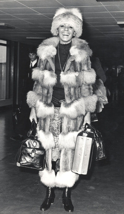 Shirley Bassey Wearing Squirrel Fur Coat 1970 Heathrow Airport Press Photo