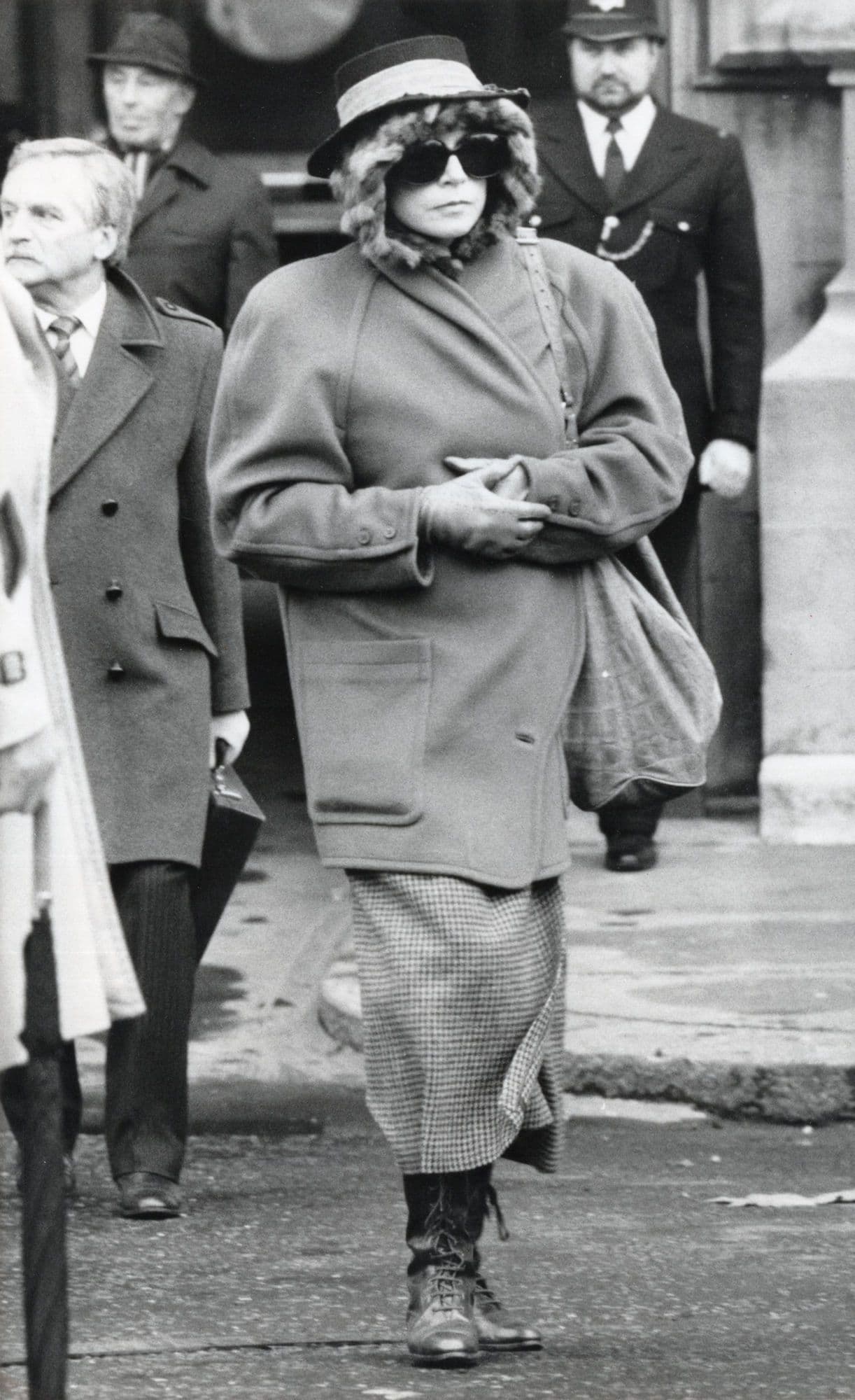 Shirley Maclaine Disguised At Westminster Policeman Press Photo
