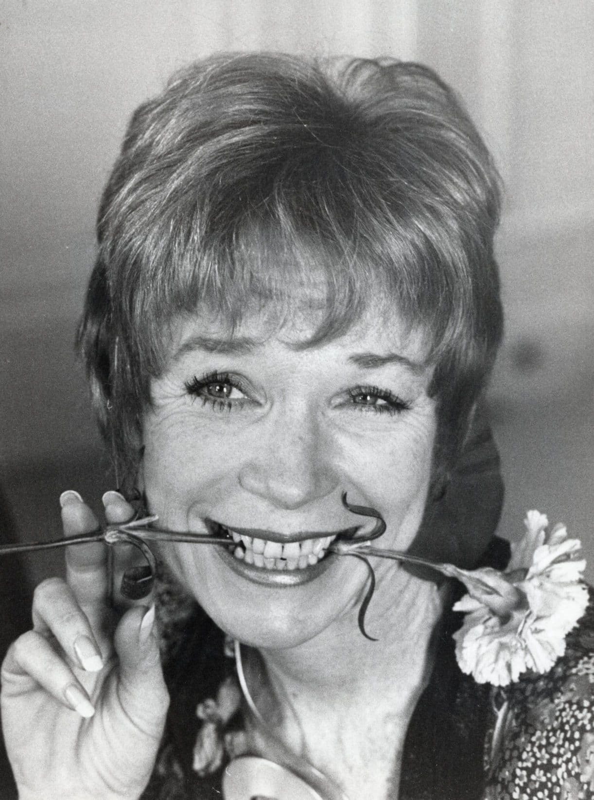 Shirley Maclaine Eating A Carnation Flower Live Tour 1982 Press Photo