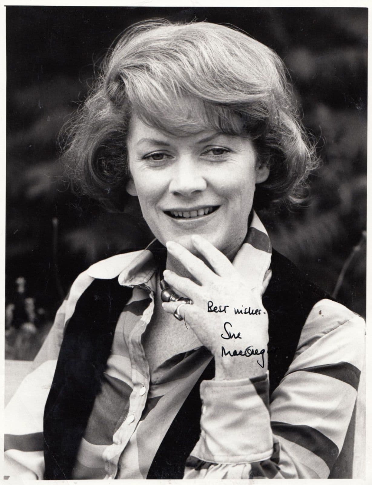 Sue MacGregor Giant 9 x 6 Hand Signed Photo