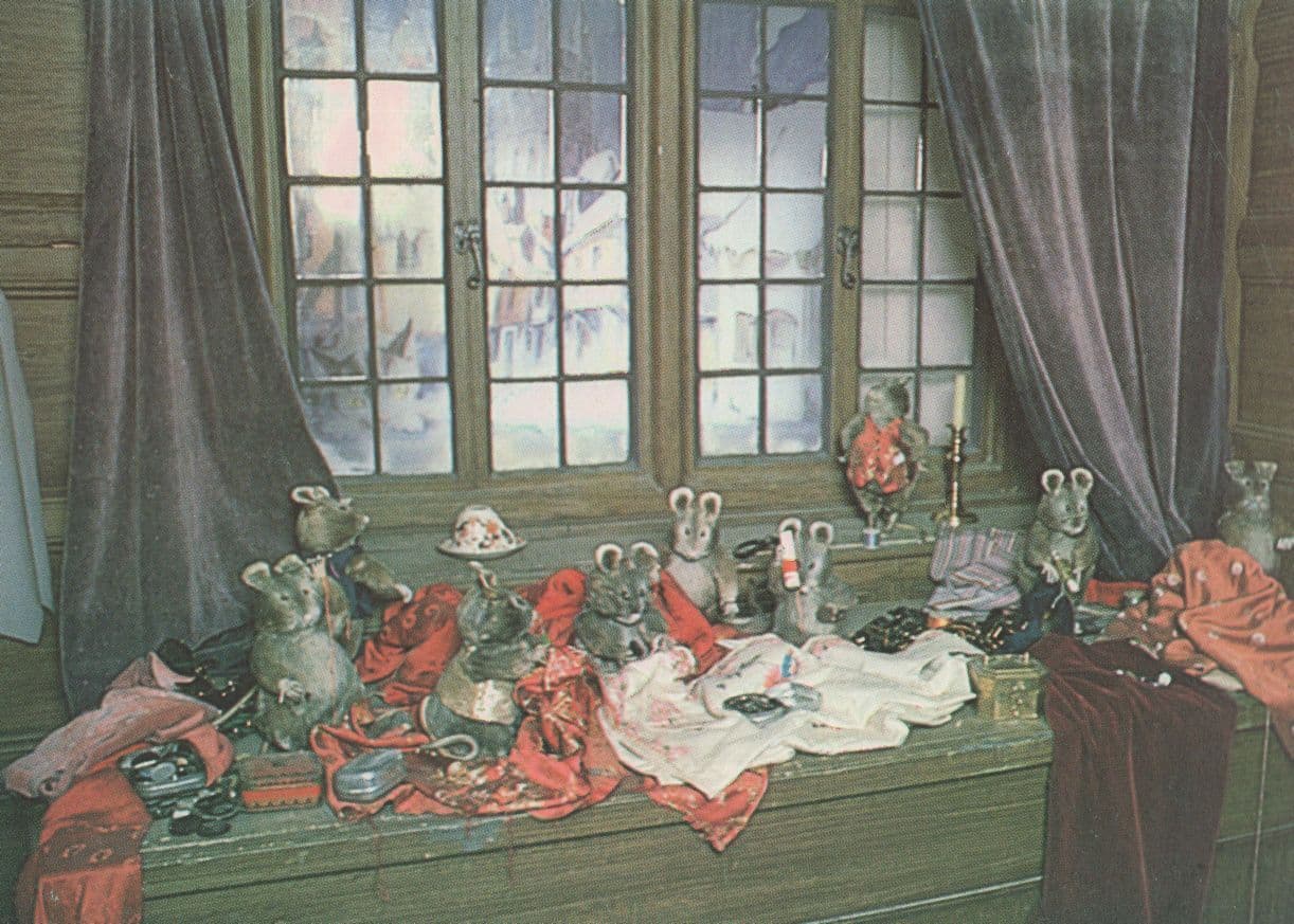 The Mice Display at the House Of The Tailor Of Gloucester Postcard