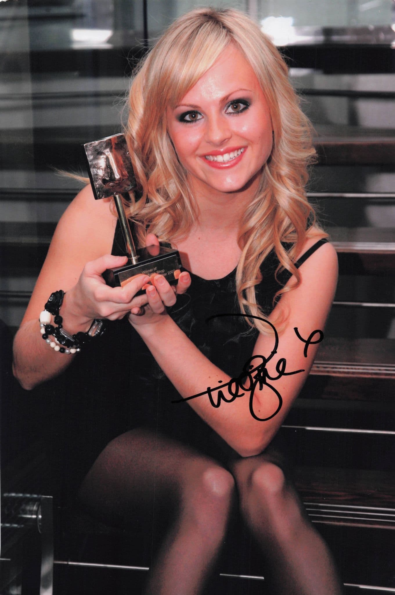 Tina O'Brien Coronation Street Perfume Shop 2007 Trophy 10x8 Hand Signed Photo